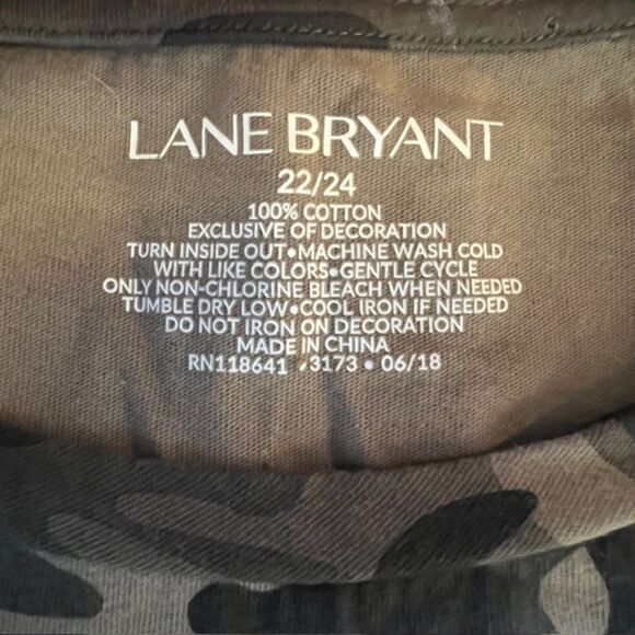 Lane Bryant LOVE embellished camo print tshirt short sleeve rhinestone 22/24 - Picture 3 of 4